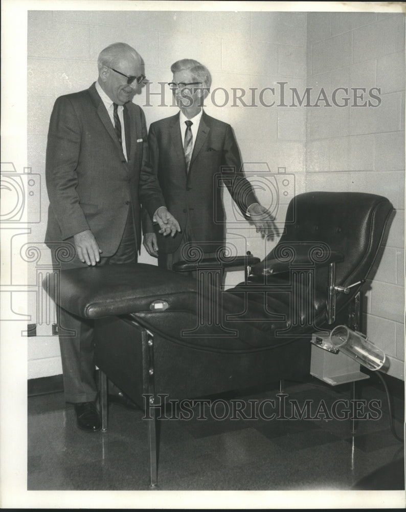 1968 Press Photo F. Eddie Herbert &amp; Dr. Ralph Hartwell - President of Blood Bank - Historic Images
