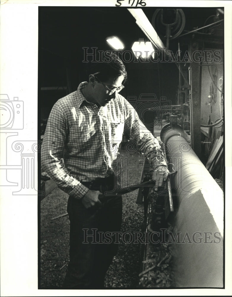 1986 Press Photo John Hartsock working on Spanish Cedar wood on lathe machine - Historic Images