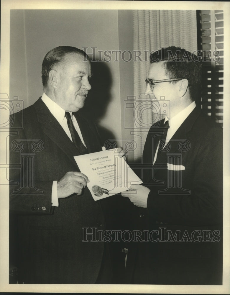 1958 Press Photo I. J. Harvey, Jr. of the Flintkote Company- receiving award - Historic Images