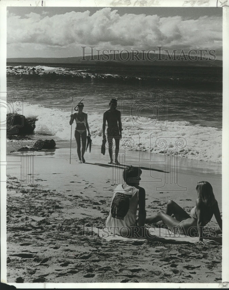 1979 Press Photo Visitors to to the island of Maui&#39;s Mokapu Beach in Hawaii - Historic Images