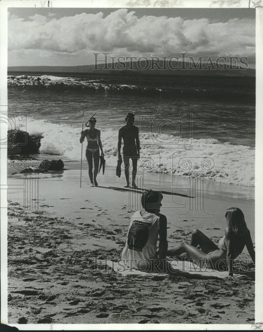 1979 Press Photo Visitors to to the island of Maui's Mokapu Beach in Hawaii - Historic Images