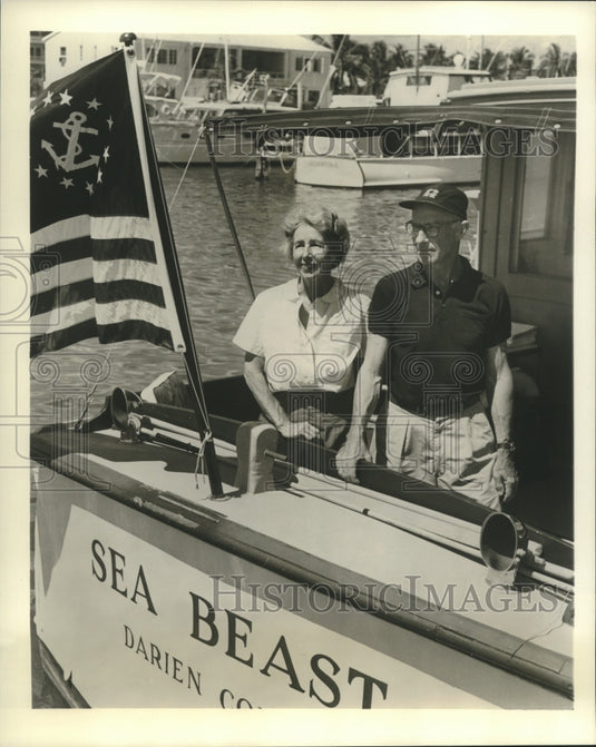 1961 Press Photo Nelson Hayes & wife Emmy, aboard their boat the Sea Beast - Historic Images