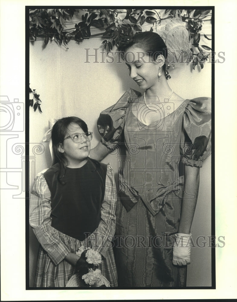 1990 Press Photo Charlotte Haygood &amp; Amelie Torre attend an Apollo Ball - Historic Images