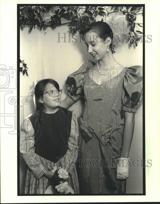 1990 Press Photo Charlotte Haygood & Amelie Torre attend an Apollo Ball - Historic Images