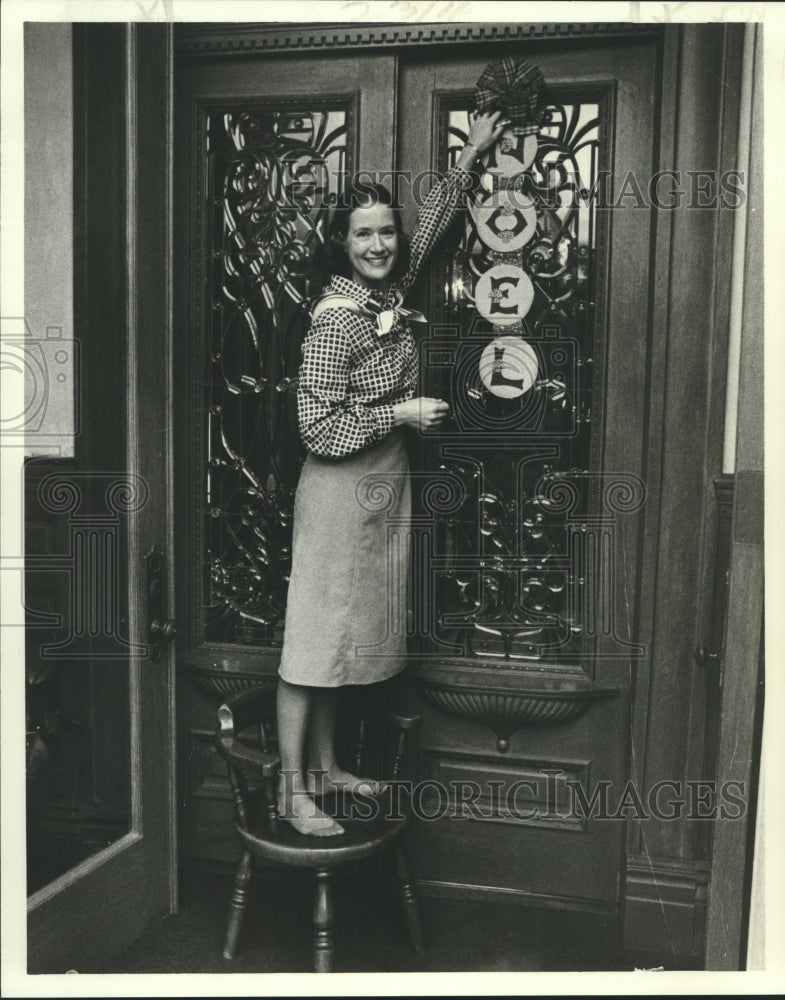 1978 Press Photo Mrs. Paul Haygood decks the door with holiday decorations - Historic Images