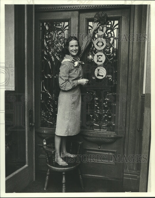 1978 Press Photo Mrs. Paul Haygood decks the door with holiday decorations - Historic Images