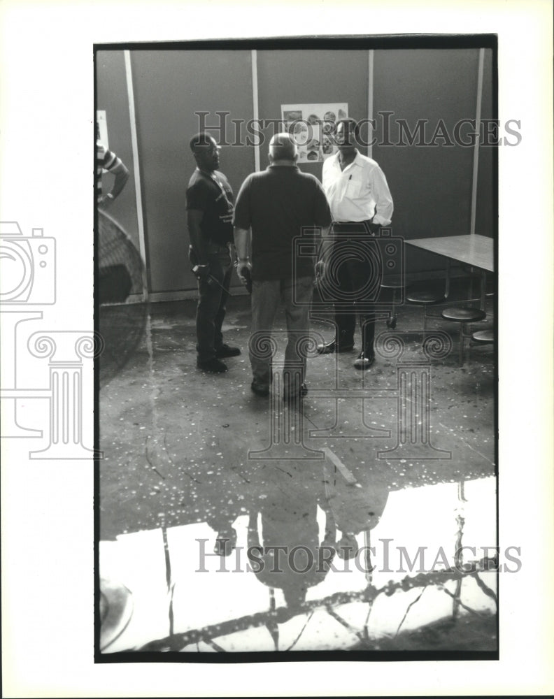 1995 Press Photo Dr. Morris Holmes and others inspect damage at Lockett School - Historic Images