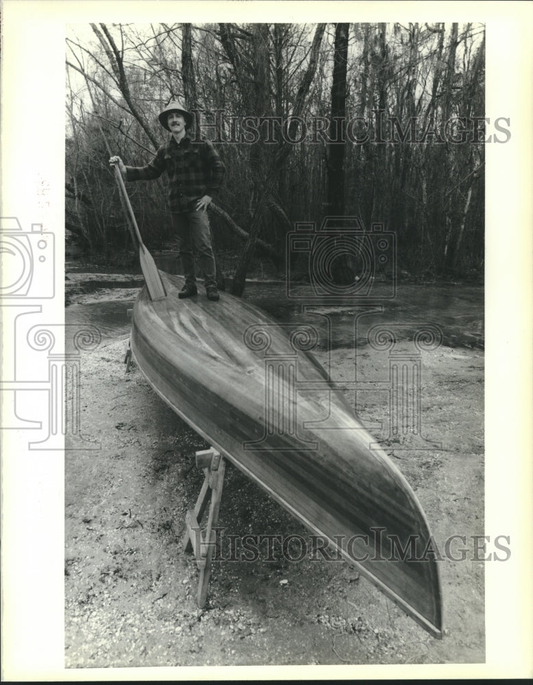 1990 Press Photo Denny Holmberg with 21 feet voyageur canoe - nob32116 - Historic Images