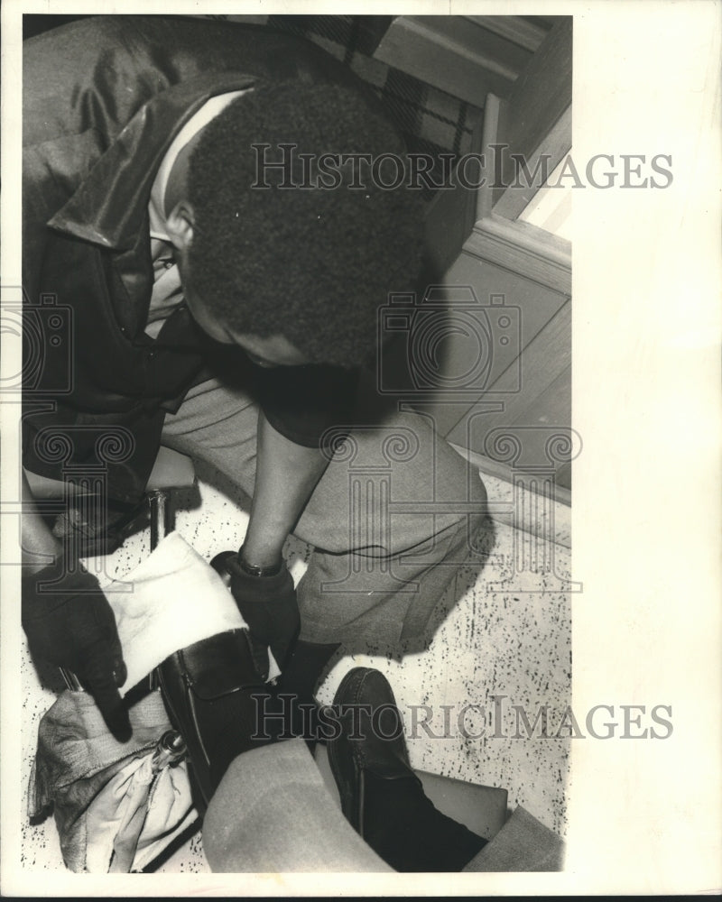 1971 Press Photo Buddy a shoeshine boy in New Orleans, Louisiana - nob32120-Historic Images