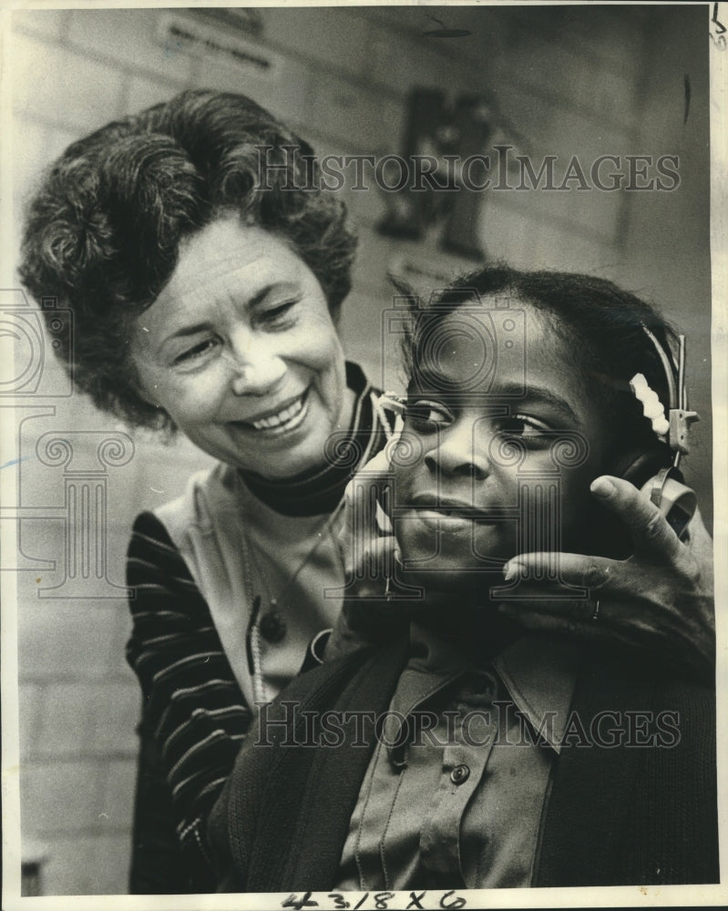 1978 Press Photo Mrs. Edie Harris helps second grader with earphones - nob32201 - Historic Images