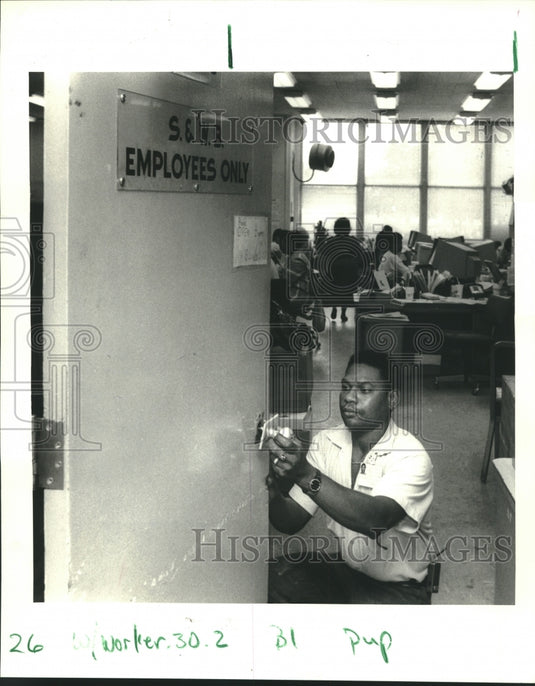 1987 Edmond Harris works on a door at Sewerage & Water Board office - Historic Images