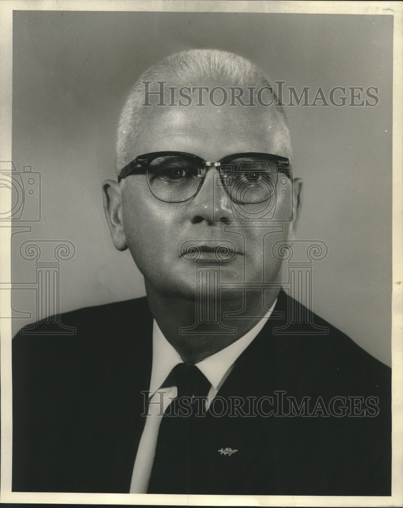 1963 Press Photo Dr. Thomas L. Harvey, Director Veterans Administration Hospital - Historic Images