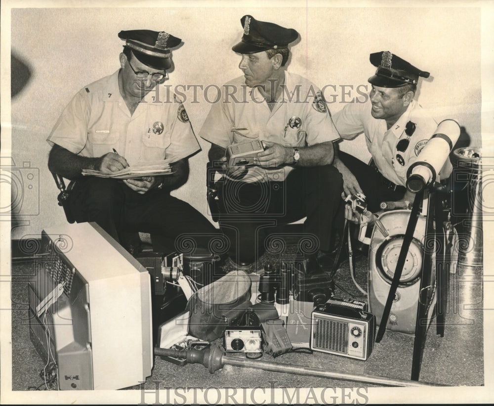 1964 Press Photo Stolen property recovered by New Orleans Police District - Historic Images