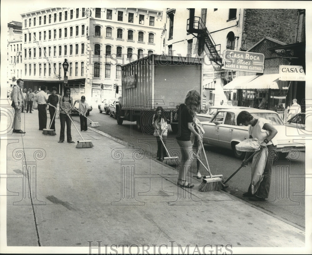 1970 Press Photo Clean-up by Hippies at 100 Block Decatour - nob32351-Historic Images