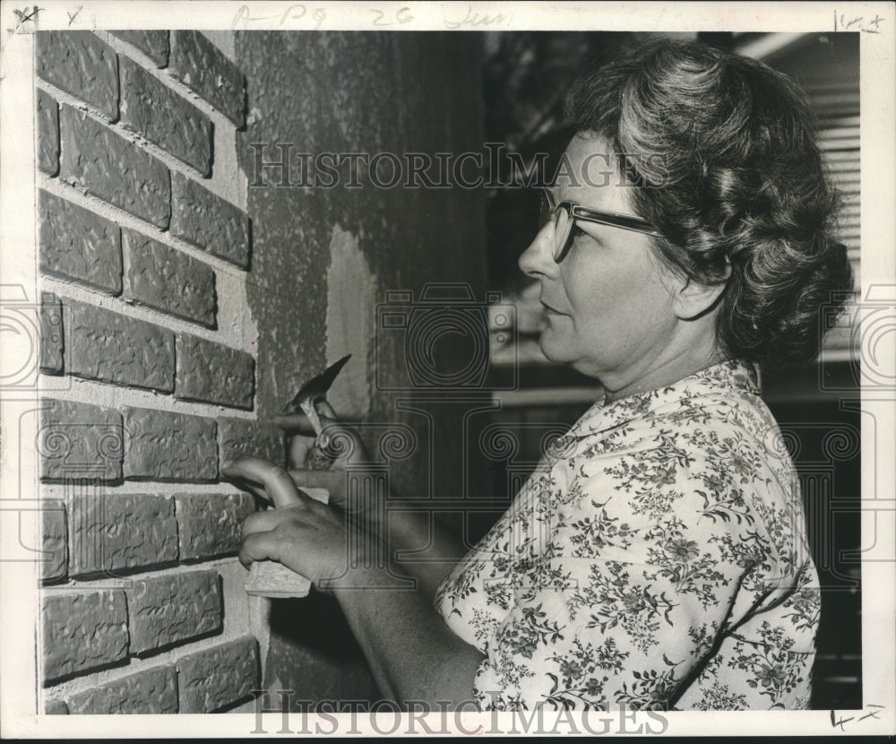 1967 Press Photo Mrs. Earl Haslauer installs homemade brick, Metairie - Historic Images