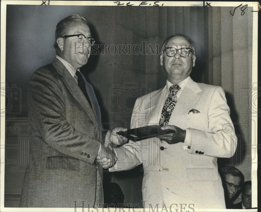 1972 Press Photo Cecil Haskins honored by George P. Schultz- Treasury Department - Historic Images