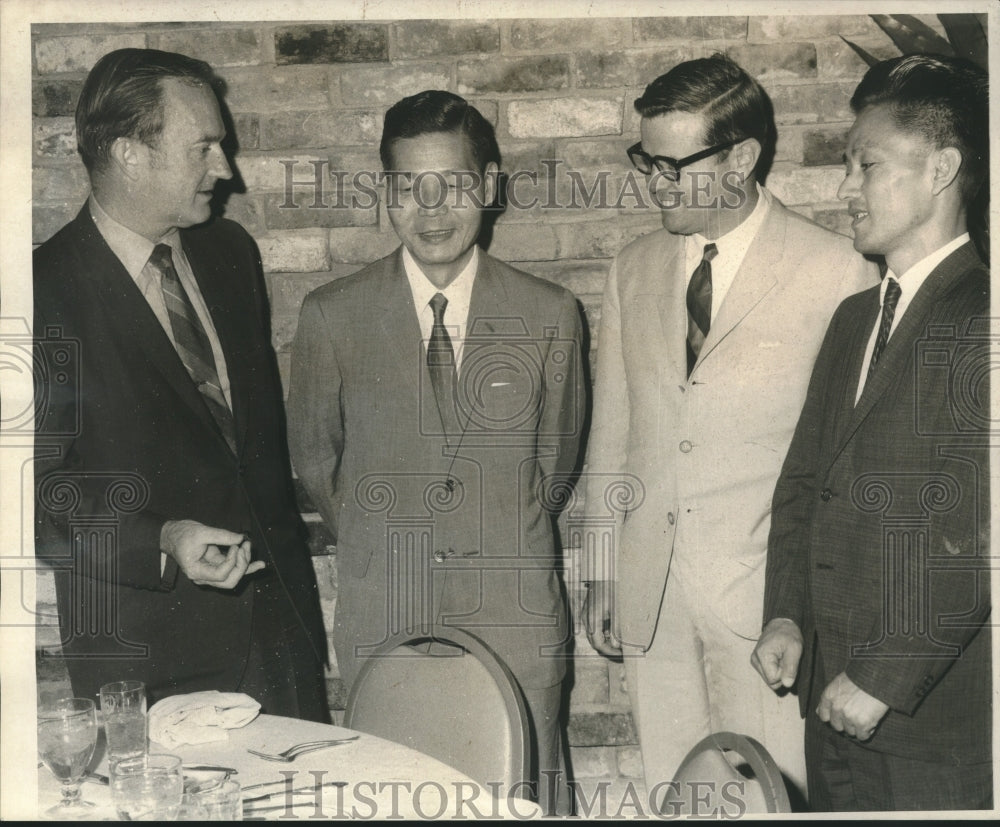 1969 Press Photo Group at Japanese event with Japanese Consul General - Historic Images