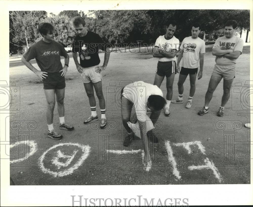 1988 Press Photo Hash House Harrier runners learn about symbols for the run - Historic Images
