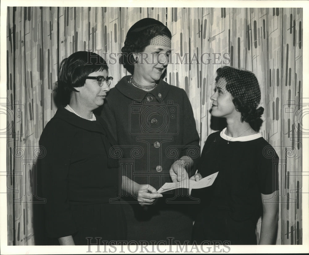 1961 Press Photo Altrusa Club members give partial scholarship to Anne Hardy - Historic Images