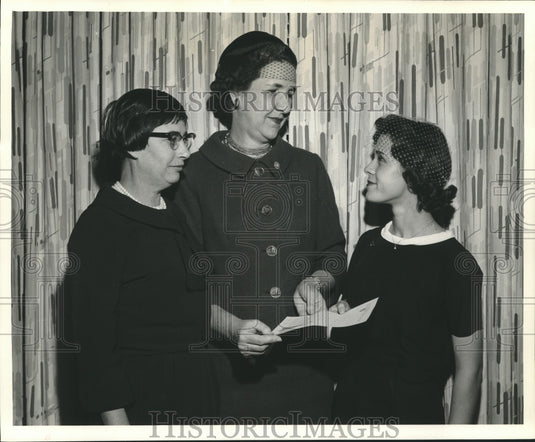 1961 Press Photo Altrusa Club members give partial scholarship to Anne Hardy - Historic Images