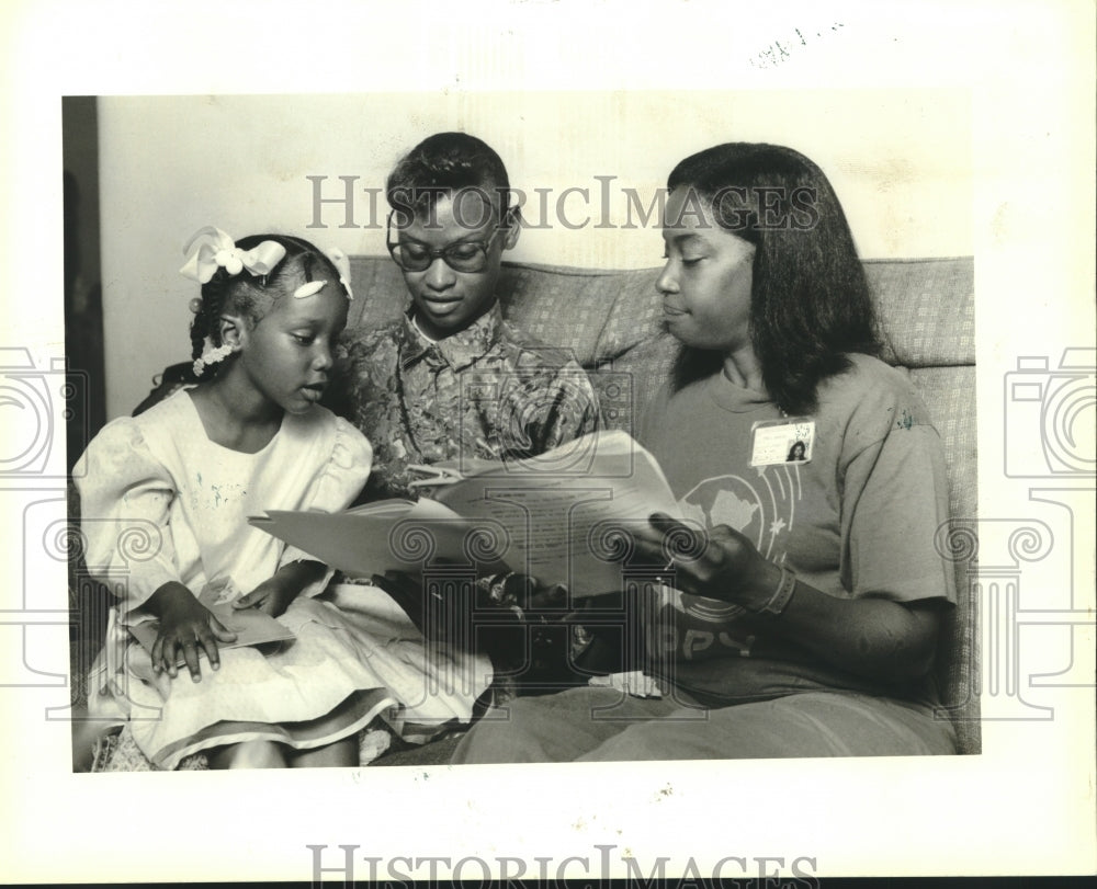 1990 Press Photo Jewell Bradford of Hippy Training Program with Child &amp; Parent - Historic Images