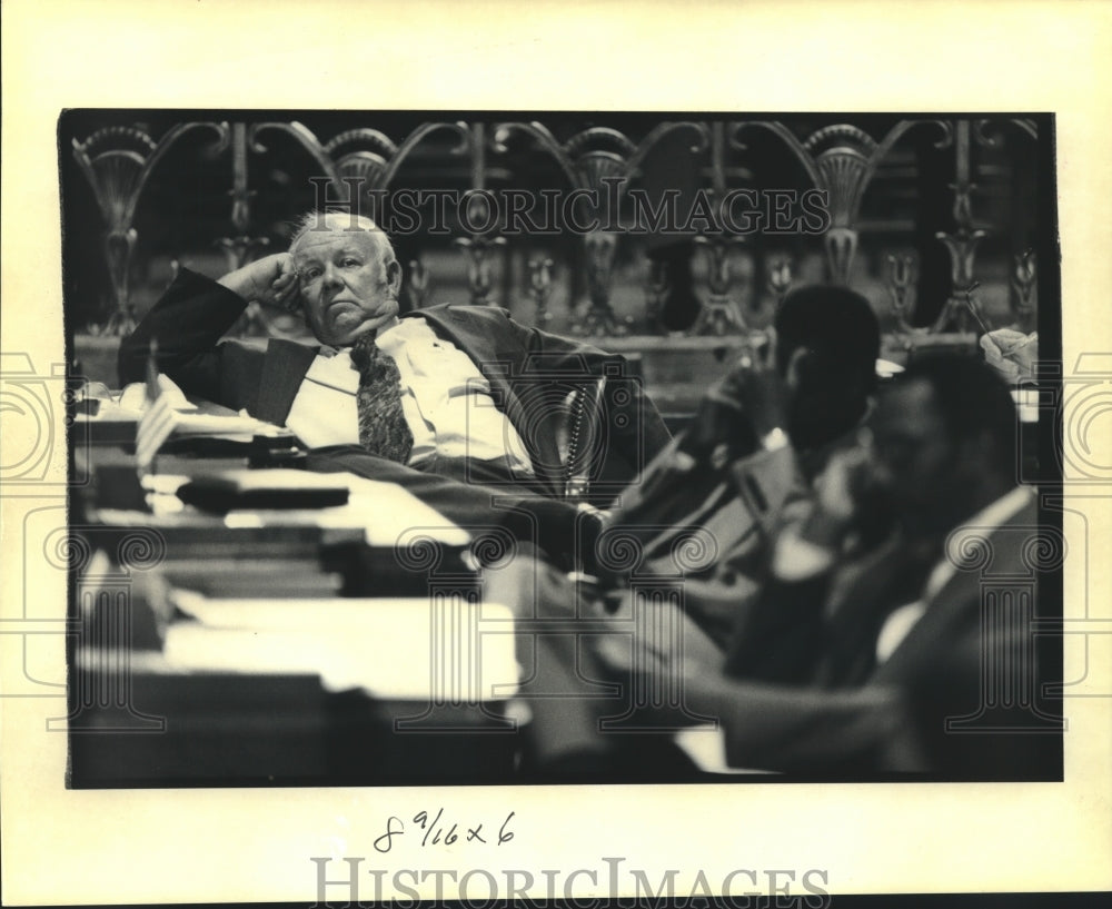 1992 Press Photo Government - Senator Gerry Hinton Sits Back at Senate Meeting - Historic Images