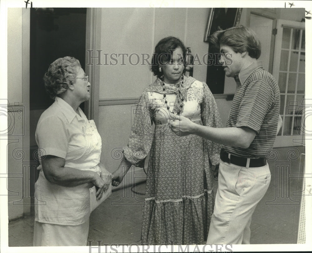 1978 Press Photo Jerry Hart consults with Irene Tessitore &amp; Ina W. Gex - Historic Images