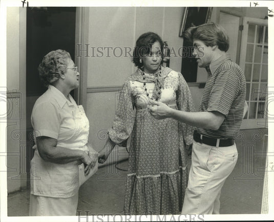 1978 Press Photo Jerry Hart consults with Irene Tessitore & Ina W. Gex - Historic Images