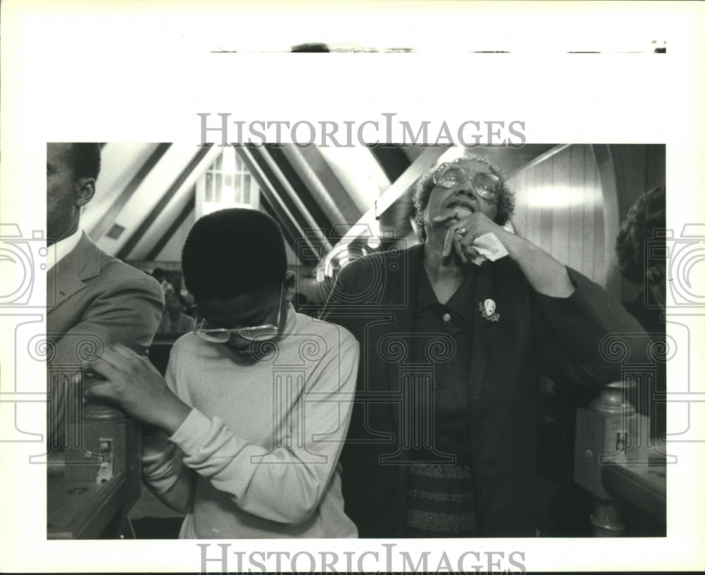 1991 Press Photo Tyree Steele &amp; Mrs. Avery pray at the Black History Observance - Historic Images