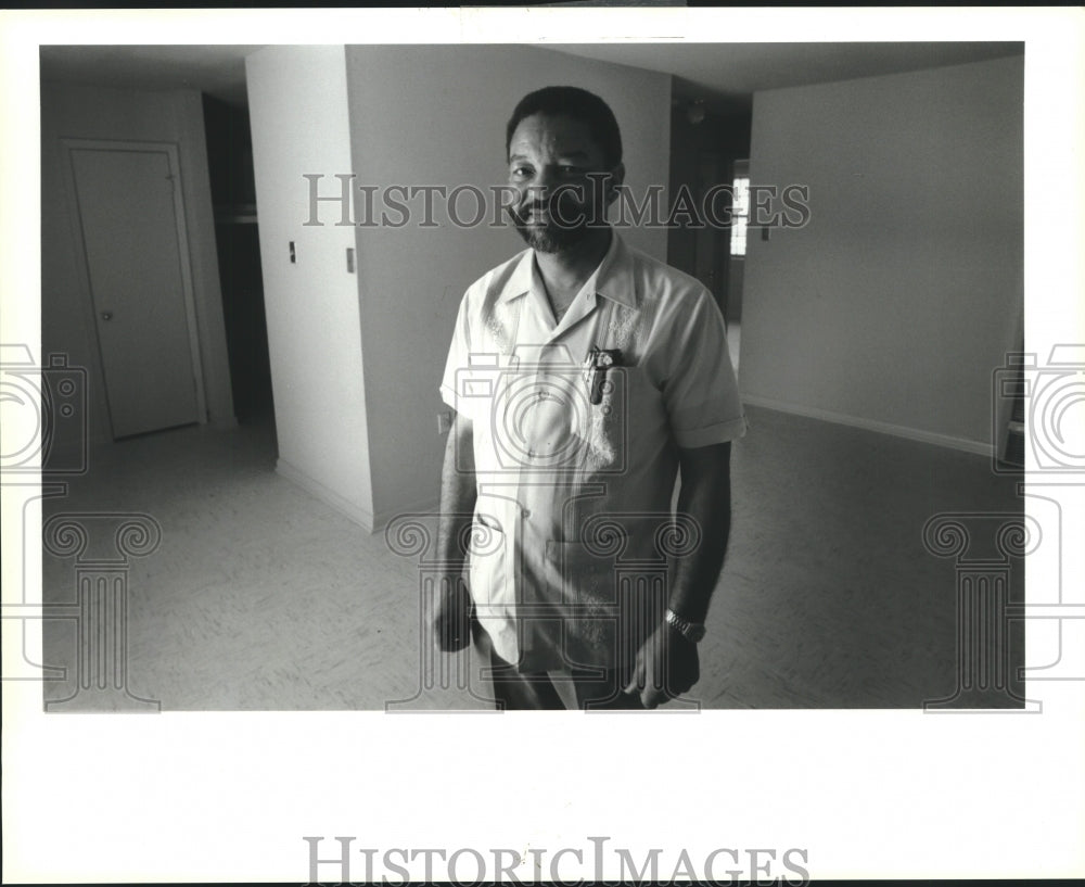 1992 Press Photo Lawson Harvey in a newly renovated unit at Cleveland Apartments - Historic Images