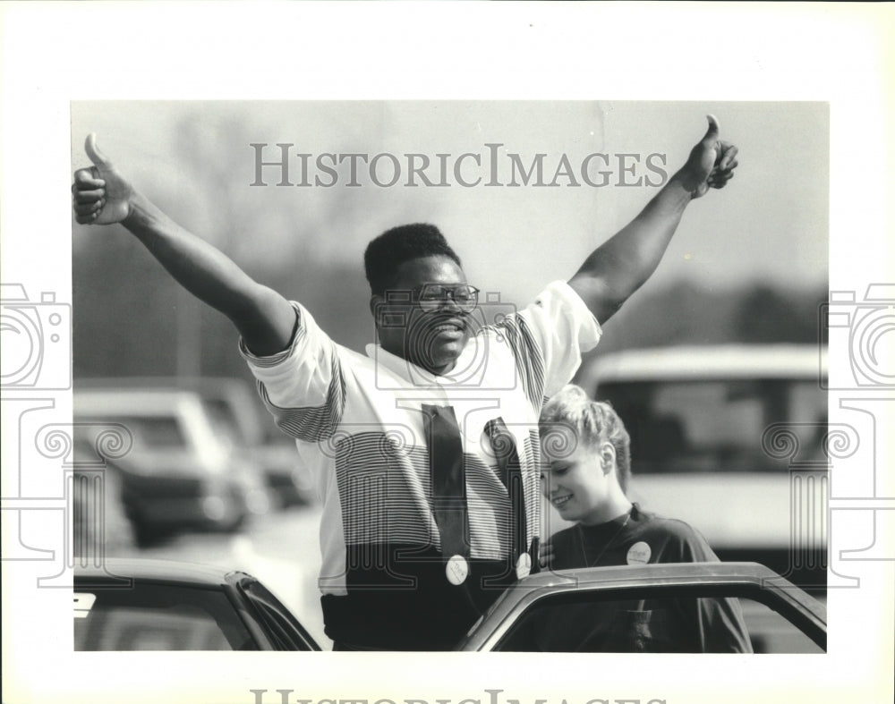 1990 Press Photo Damon Harvey after taking a spin in drunk driving simulator car-Historic Images