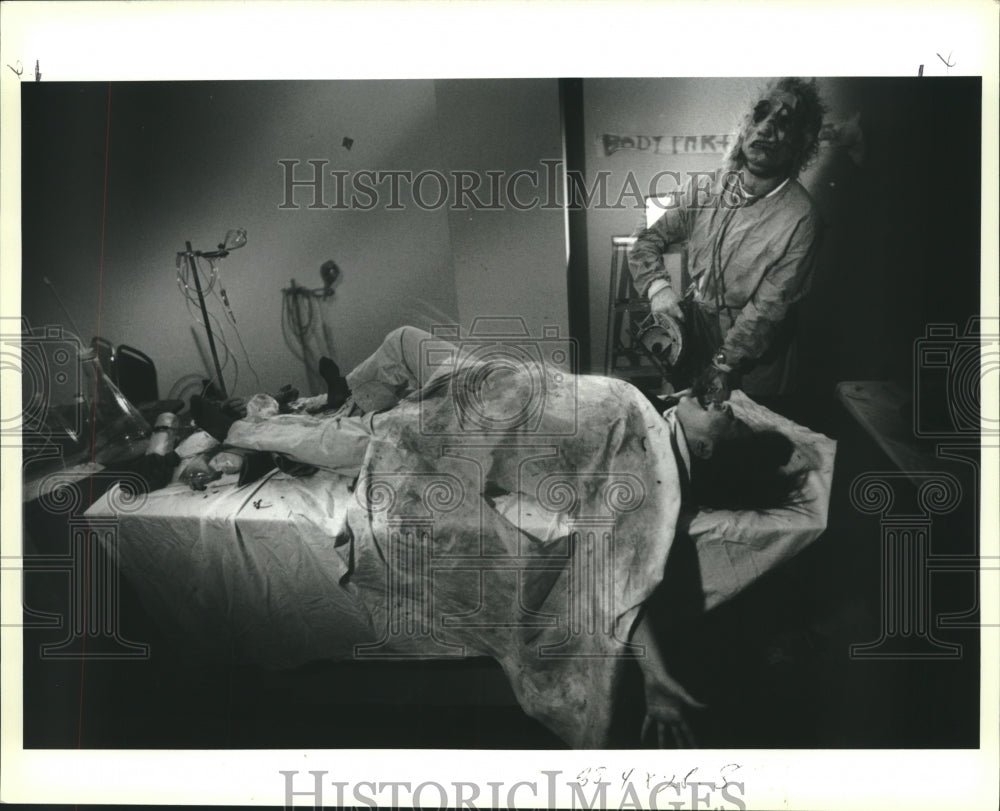 1991 Press Photo Ghoul with a saw in Kenner Haunted House, Pontchartrain Center - Historic Images