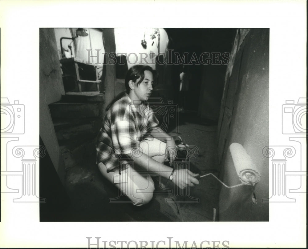1994 Press Photo West Jefferson H.S. student paints inside room of haunted house - Historic Images