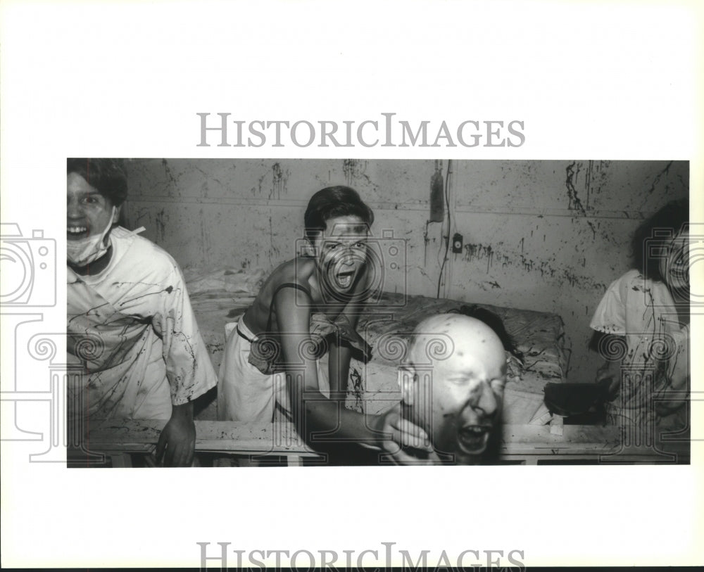 1995 Press Photo Bloody patients scare passersby at Blood Center&#39;s Haunted House - Historic Images