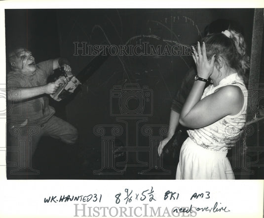 1991 Press Photo Chainsaw man scares customers at haunted house in Metaire - Historic Images