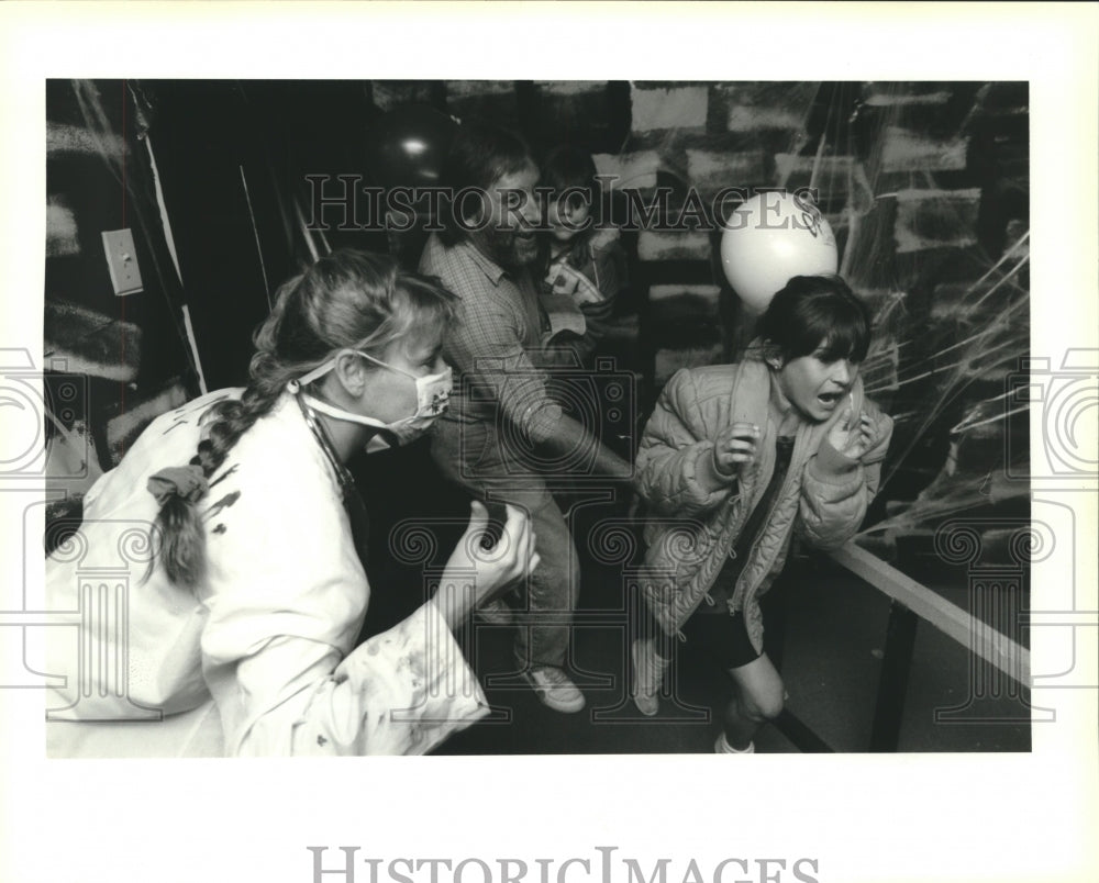 1991 Press Photo Scene inside Covenant House Haunted House, Lakeside Mall - Historic Images