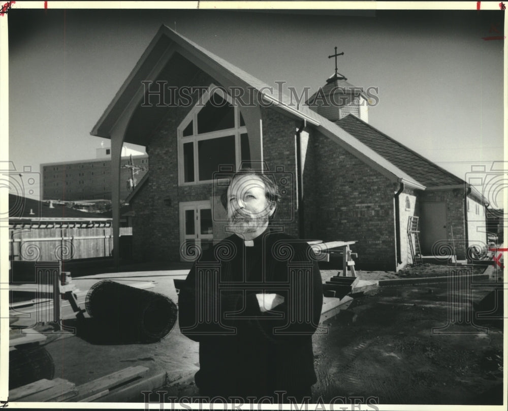 1991 Press Photo Rev. Stephen Hardie outside St. Basil Eastern Orthodox Church - Historic Images