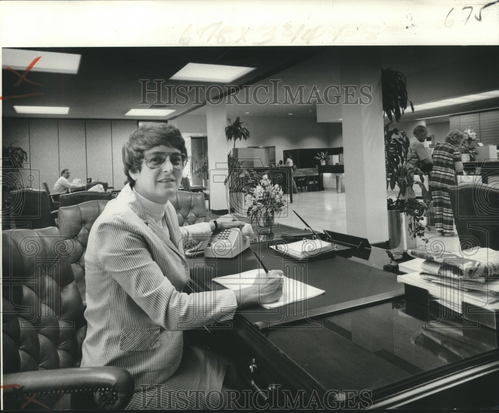 1978 Press Photo Mrs. Joan Hartman, branch manager of Whitney National Bank - Historic Images