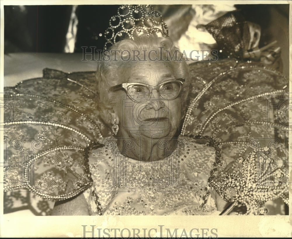 1988 The Queen Elma Hartman smiles during the Mardi Gras Ball - Historic Images