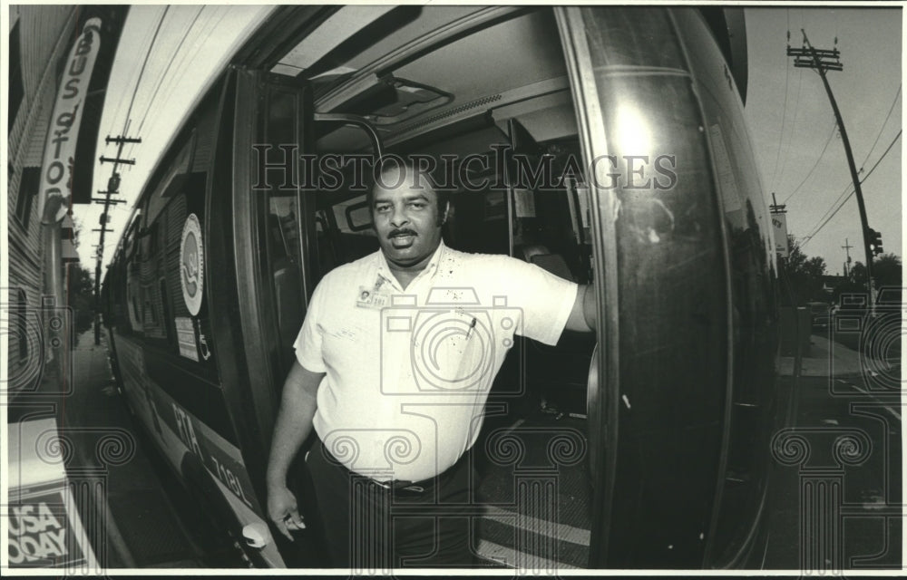 1984 Press Photo Raymond Harvey shown at the door of the bus - nob32727 - Historic Images