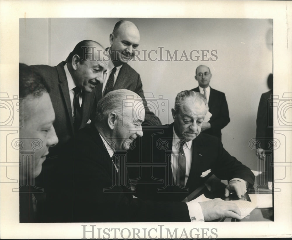 1965 Press Photo Robert Harbey of Higgins Inc. shown with commerce leaders-Historic Images