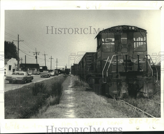 1980 Press Photo Derailed train caused traffic near Fourth Street in Harvey - Historic Images
