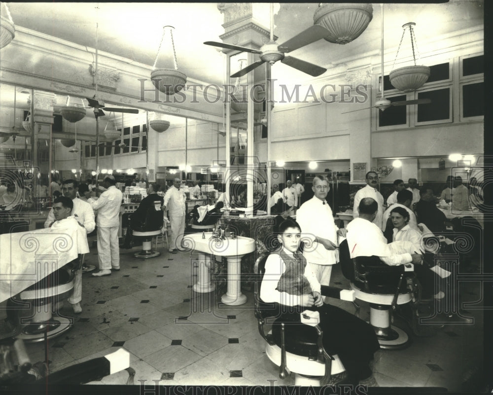 1986 The wethead was far from dead in this hotel barbershop - Historic Images