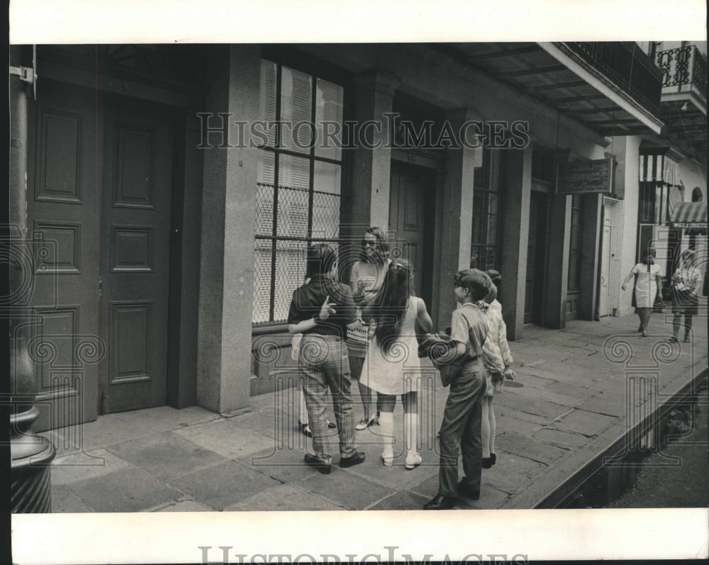 1972 Press Photo Teacher Linda Hall with her pupils outside Merieult House - Historic Images