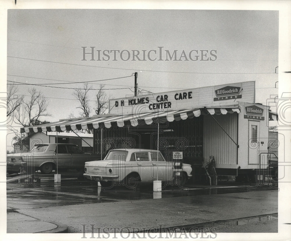 1966 Press Photo D.H. Holmes Co.&#39;s mobile trailer car care center at Menteur hwy - Historic Images