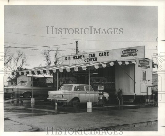 1966 Press Photo D.H. Holmes Co.'s mobile trailer car care center at Menteur hwy - Historic Images