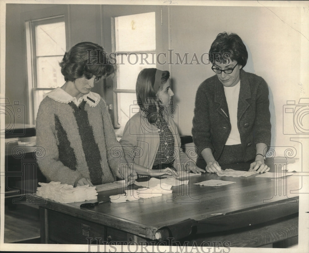 1966 Press Photo Mrs. Barbara Laird with students of Holman Center for Retarded - Historic Images