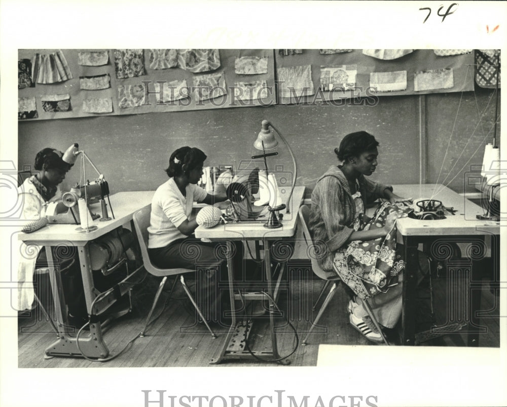 1979 Press Photo Industrial Sewing Training- Dr Russell Holman Vocational Center - Historic Images