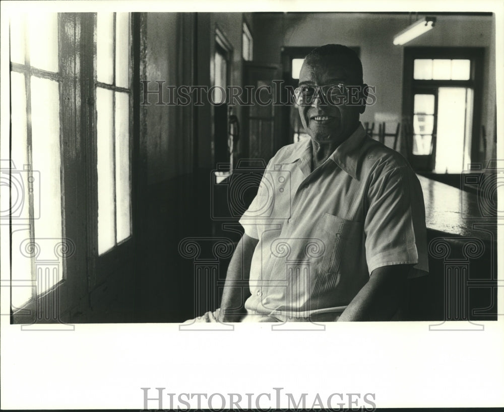 1981 Buster Holmes at his restaurant - Historic Images