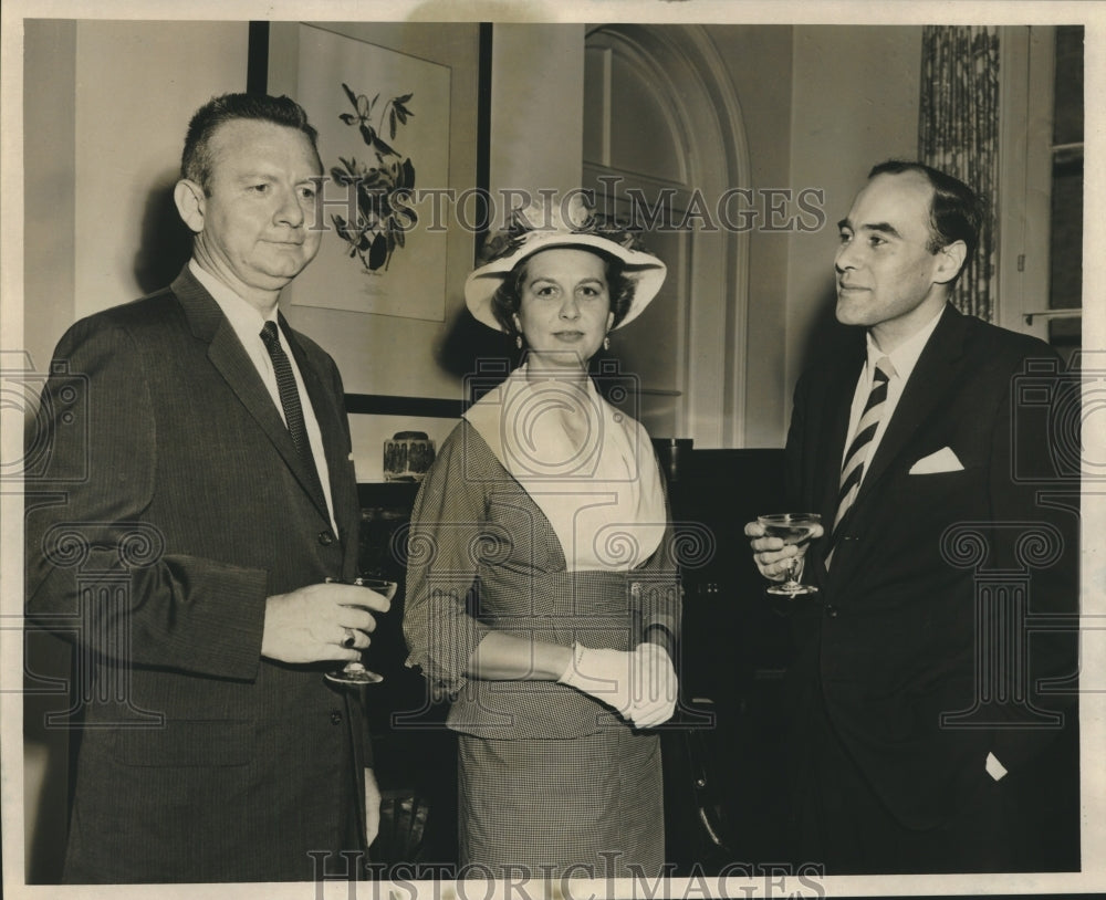 1960 Press Photo Mr. &amp; Mrs. Homer Hitt &amp; Robert Turner at Cocktail Party - Historic Images